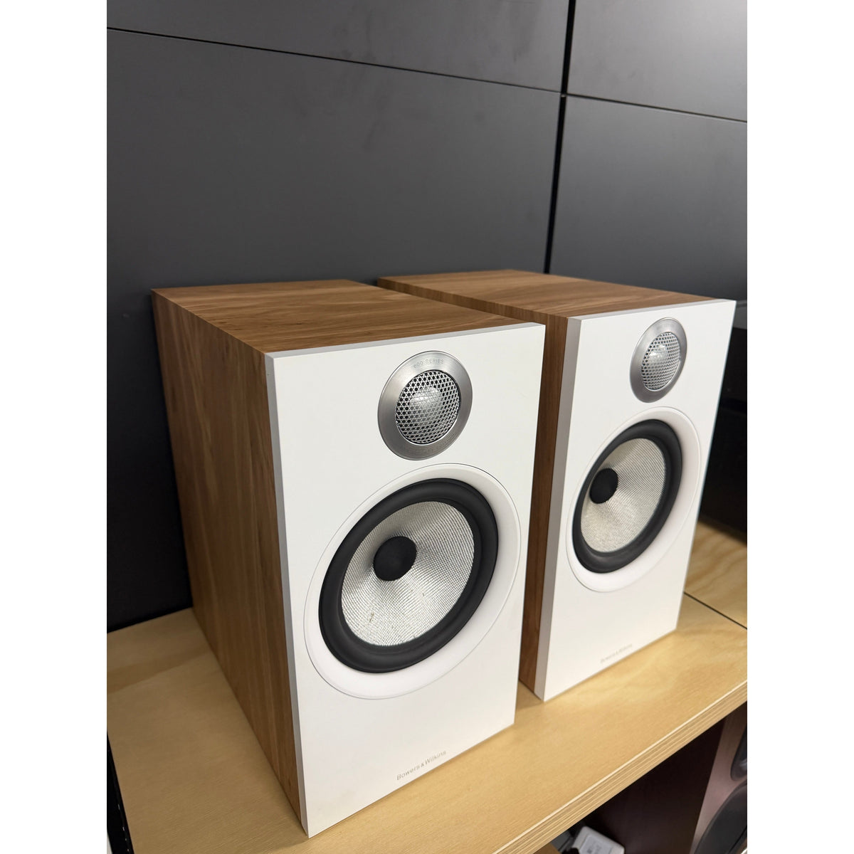 Bowers & Wilkins Bowers & Wilkins 606 S2 Anniversary Edition Speakers - Oak - Pre-Owned Bookshelf Speakers