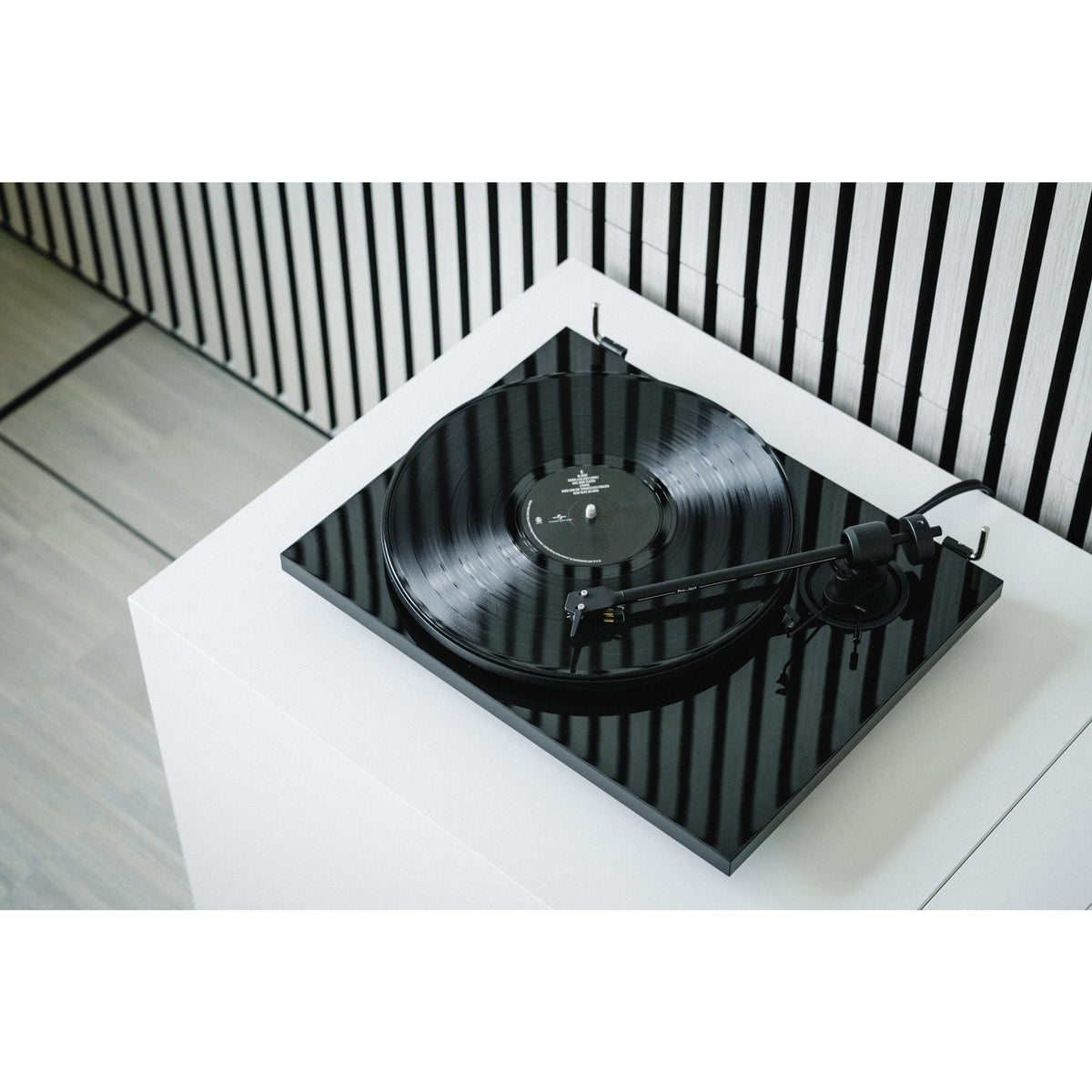Pro-Ject Pro-Ject E1.2 Phono Turntable with Pick It MM E Cartridge Turntables