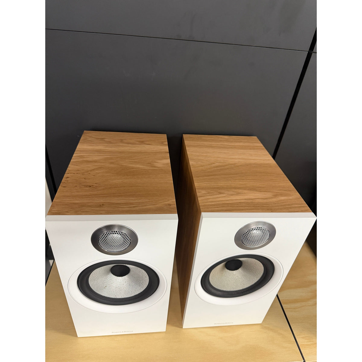 Bowers & Wilkins Bowers & Wilkins 606 S2 Anniversary Edition Speakers - Oak - Pre-Owned Bookshelf Speakers