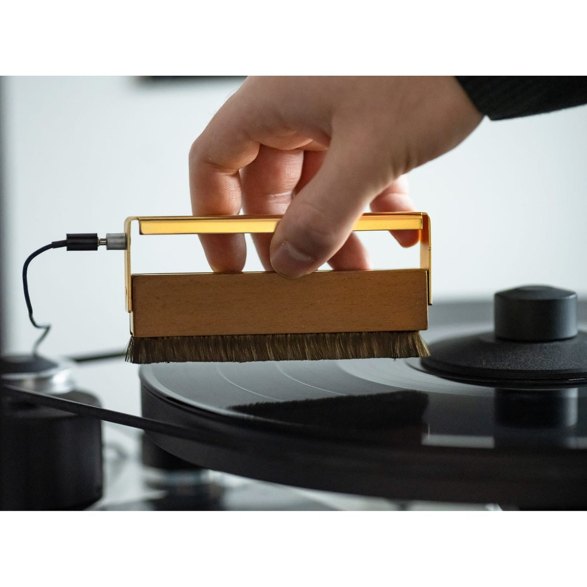 Pro-Ject Pro-Ject Brush It Premium Anti-Static Carbon Fibre Record Brush with Ground Wire Turntable Accessories