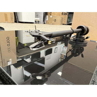 Pro-Ject Pro-Ject E1 Turntable with Ortofon OM 5E Cartridge - Open Box Turntables