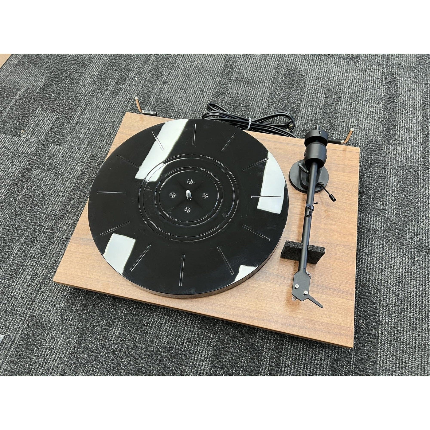 Pro-Ject Pro-Ject E1 Turntable with Ortofon OM 5E Cartridge Walnut - Open Box Turntables